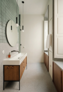 Detalle de baño en proyecto SOHO donde se aprecia la transición entre materiales y el diseño del mueble bajo lavabo