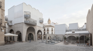 Vista a pie de calle de la nueva arquitectura del edificio Arrabal en Málaga, diseñado por GOAN Studio.