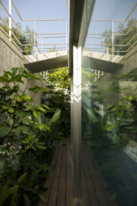 Vista cenital de un proyecto de paisajismo residencial de GOAN, integrando arquitectura, sostenibilidad y un jardín mediterráneo de aromáticas.