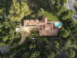 Vista cenital de un proyecto de paisajismo residencial de GOAN, integrando arquitectura, sostenibilidad y un jardín mediterráneo de aromáticas.